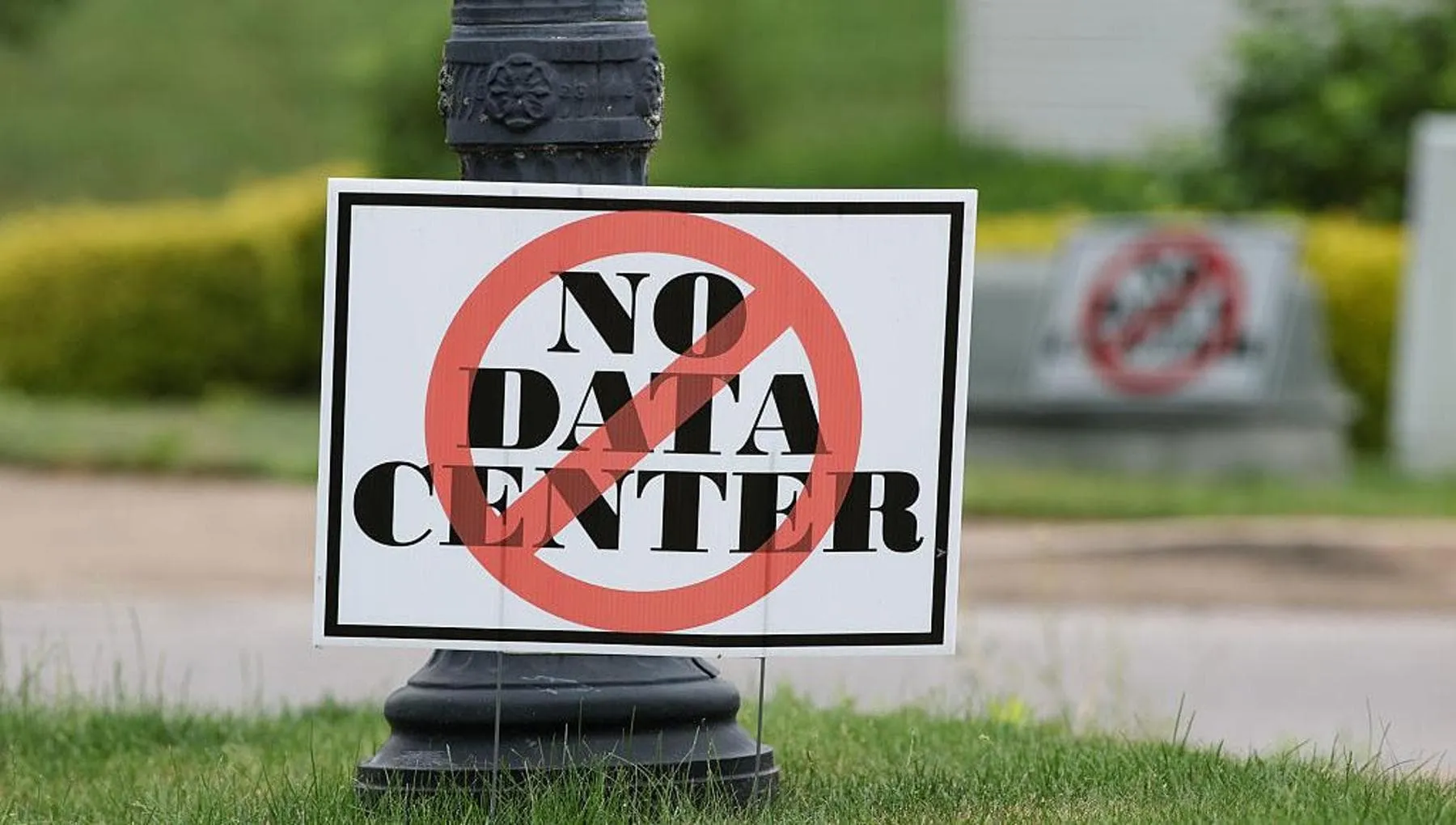 L’IA ha fame di data center (cioè energia e acqua). E i cittadini iniziano a dire no