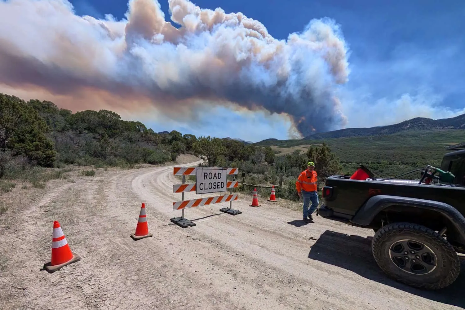 Il Colorado brucia: incendi fuori controllo alimentati da una siccità storica, morti tre vigili del fuoco