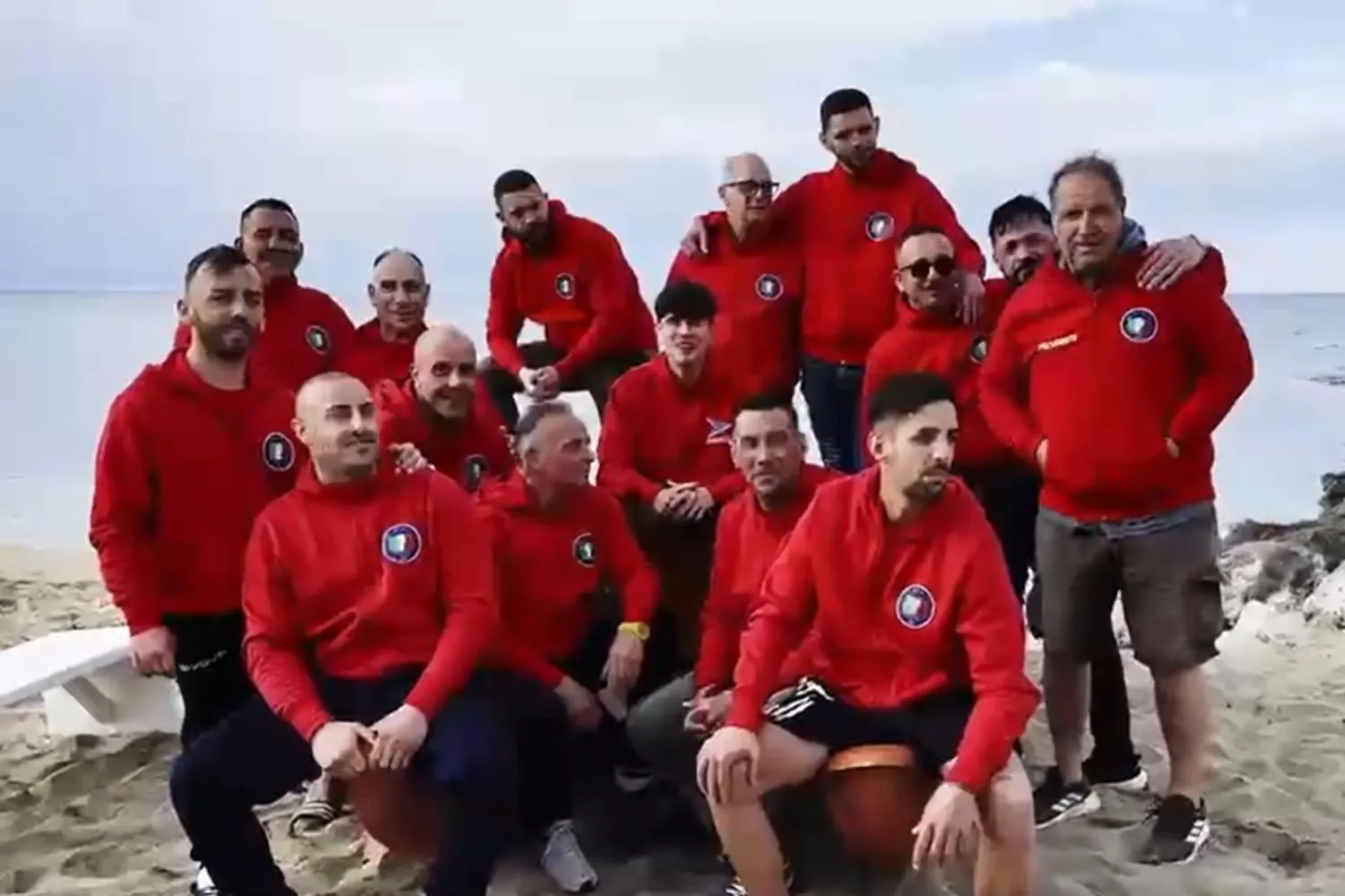Dal carcere ai lidi: in Salento il mare è davvero "fuori" e diventa l'opportunità di riscatto per 14 detenuti che ora salvano vite