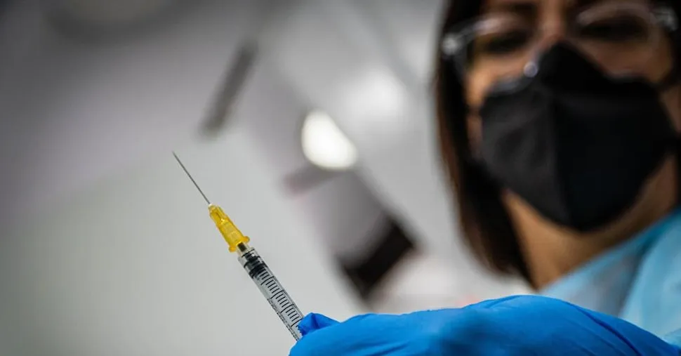Il Covid divide ancora: bufera sulla misura per il reintegro dei medici no vax
