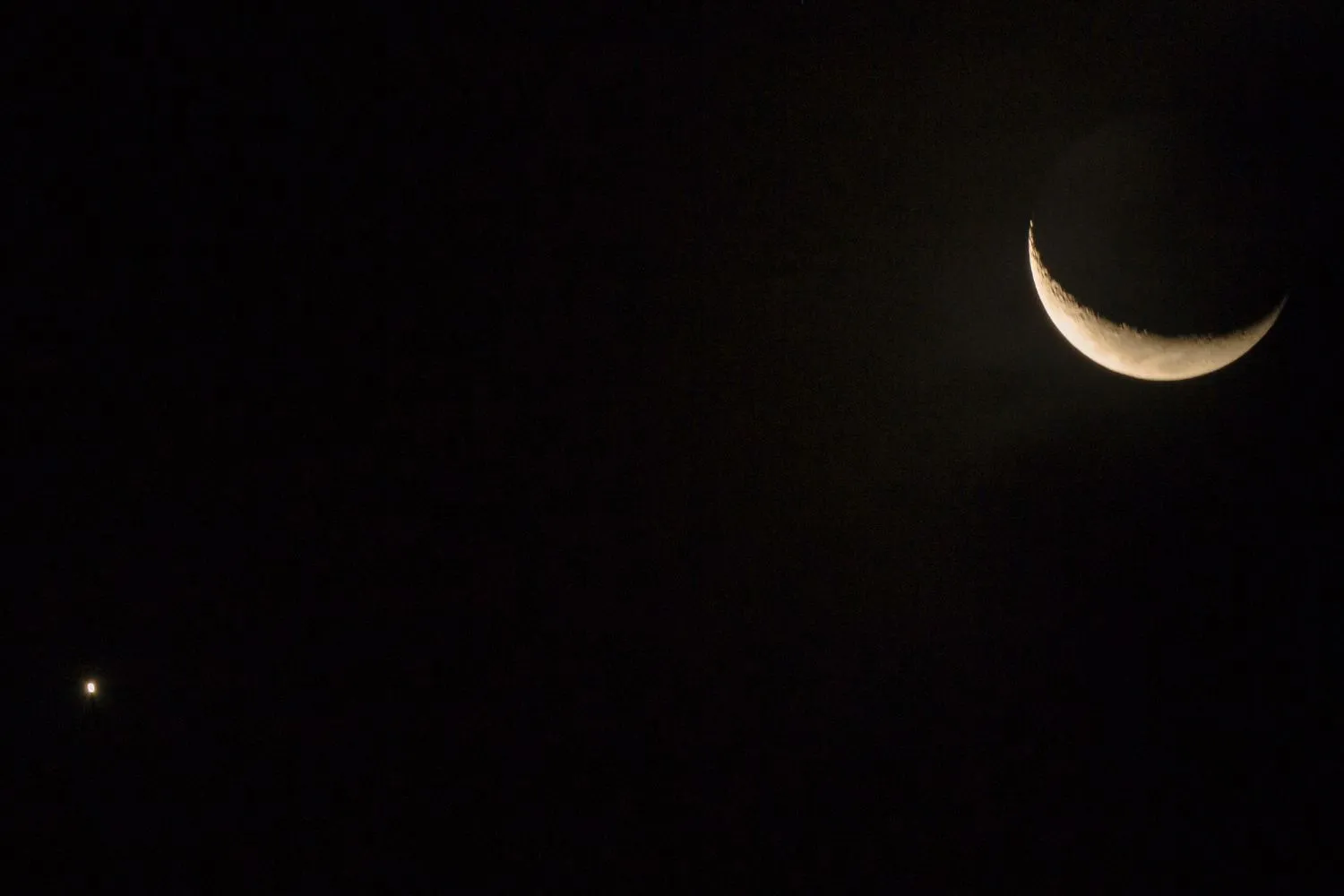 La luna occulta Venere, facendolo “scomparire” in cielo, e il cielo notturno sarà poi illuminato dal loro “bacio”, non manchiamo!