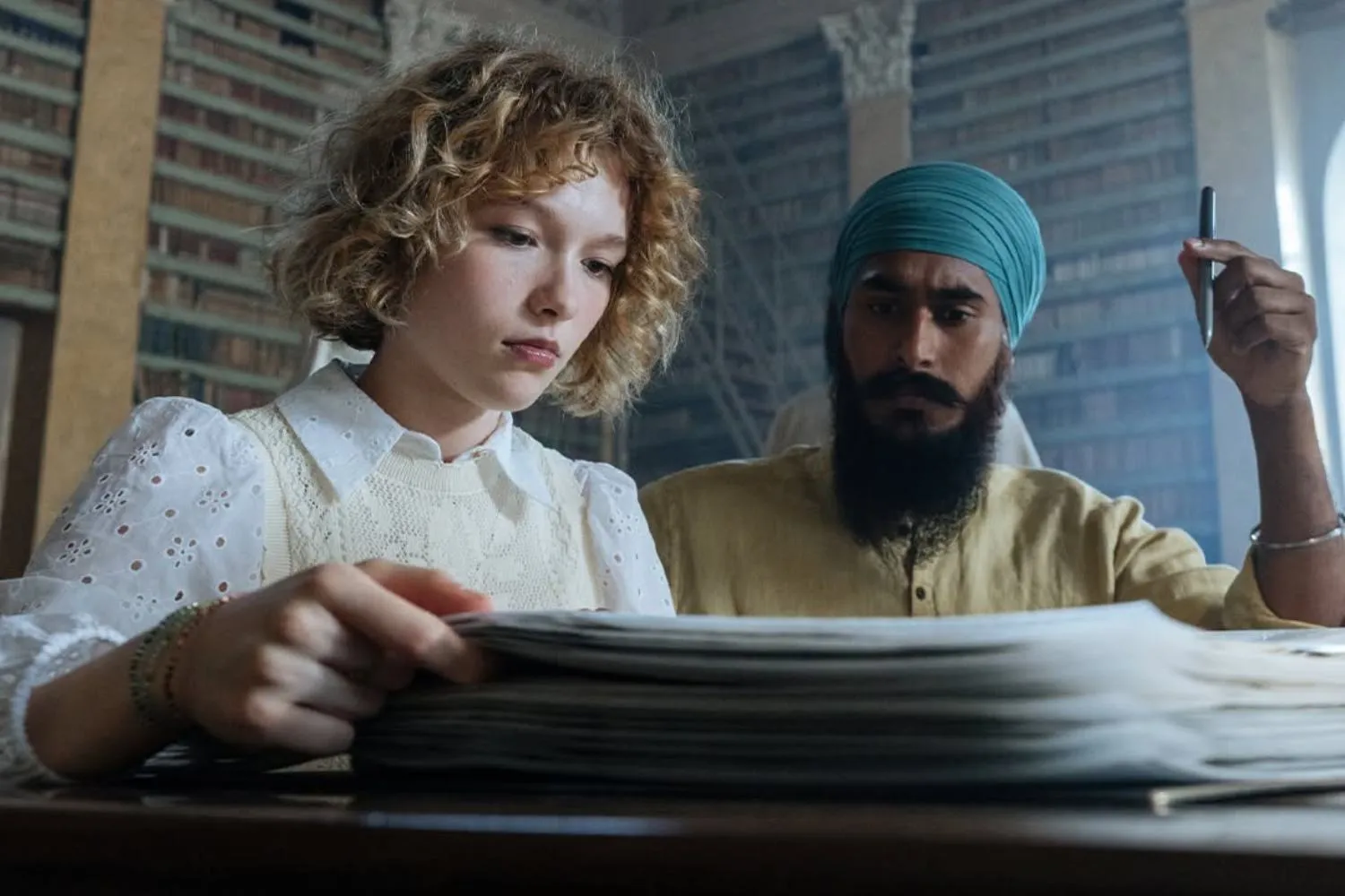 “Estranei”, la nuova serie crime in onda su Rai 2 racconta la (fragile) convivenza tra italiani e comunità sikh: dov’è ambientata