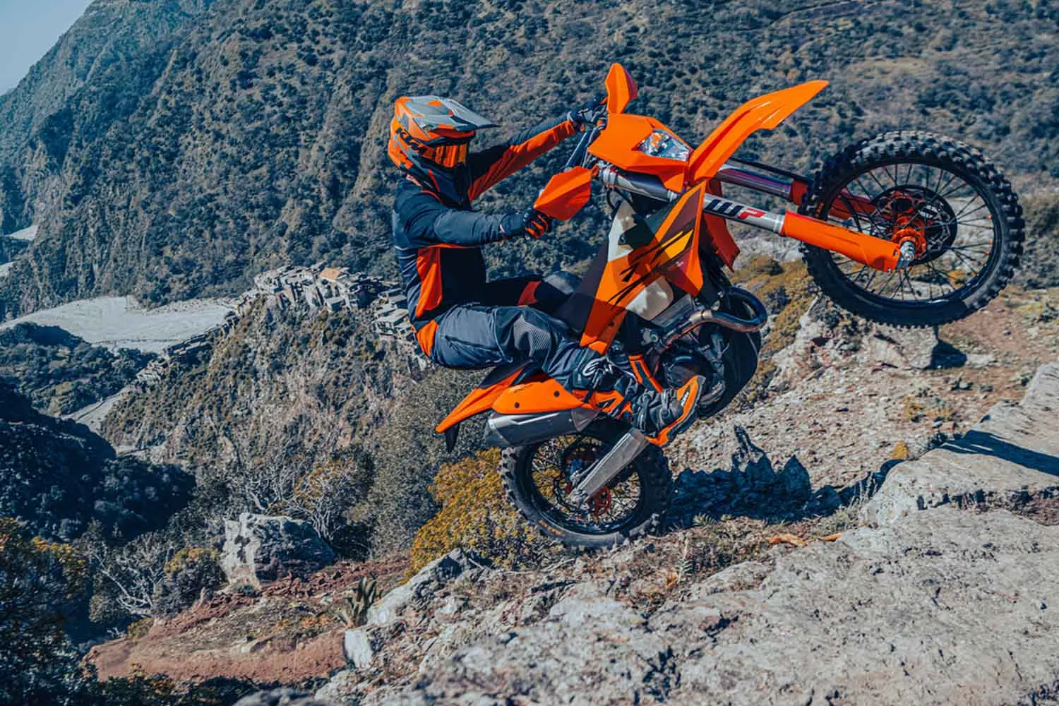 Moto da enduro KTM “sbloccate”, quando la "truffa" delle emissioni coinvolge anche le due ruote