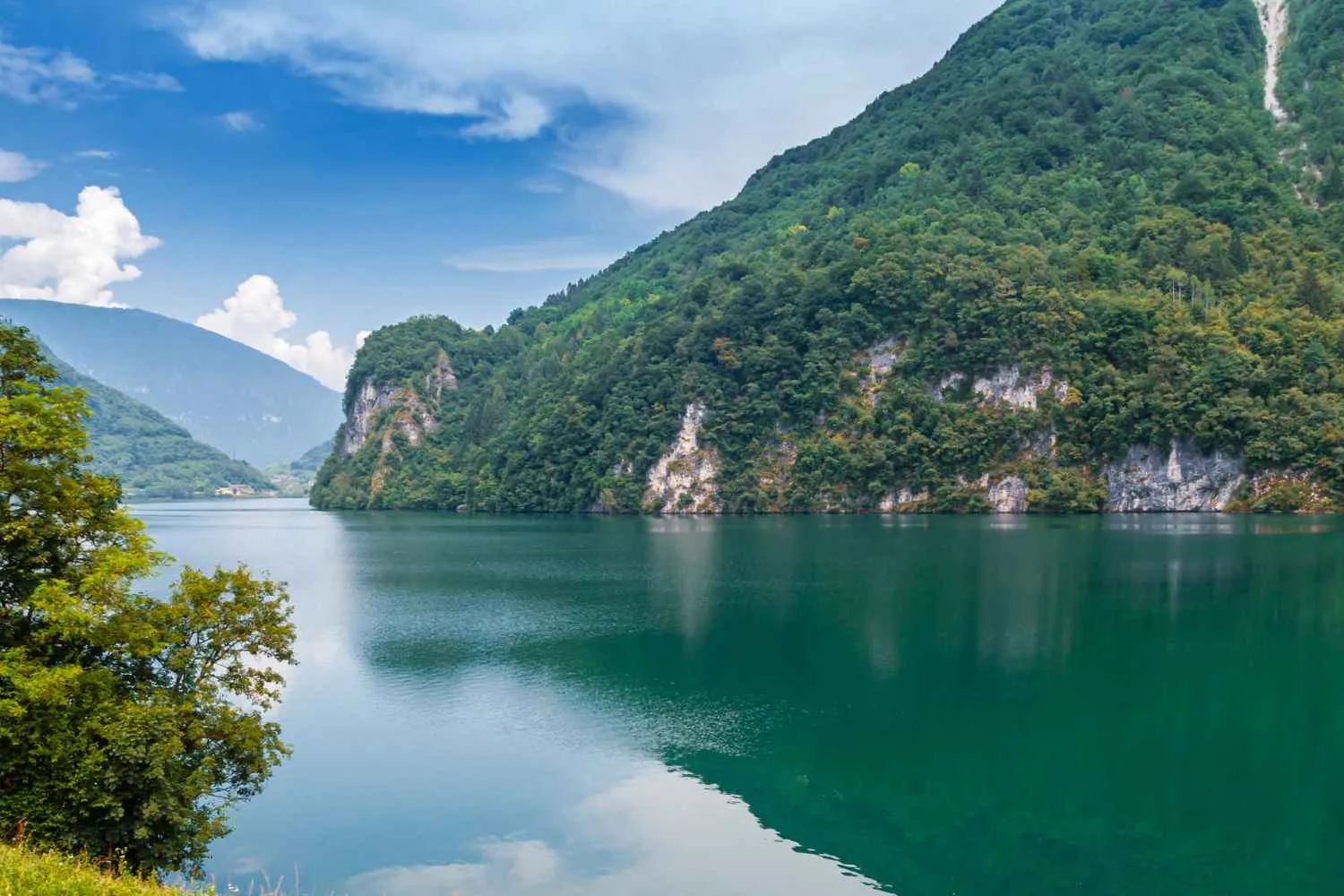 Non è la Norvegia: è il Veneto e sotto questo lago c'è un intero paese sommerso con un campanile