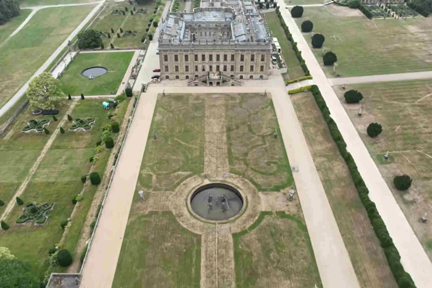 In Inghilterra l'ondata di calore riporta alla luce un giardino "perduto" del XVII secolo, nascosto sotto l'erba arida