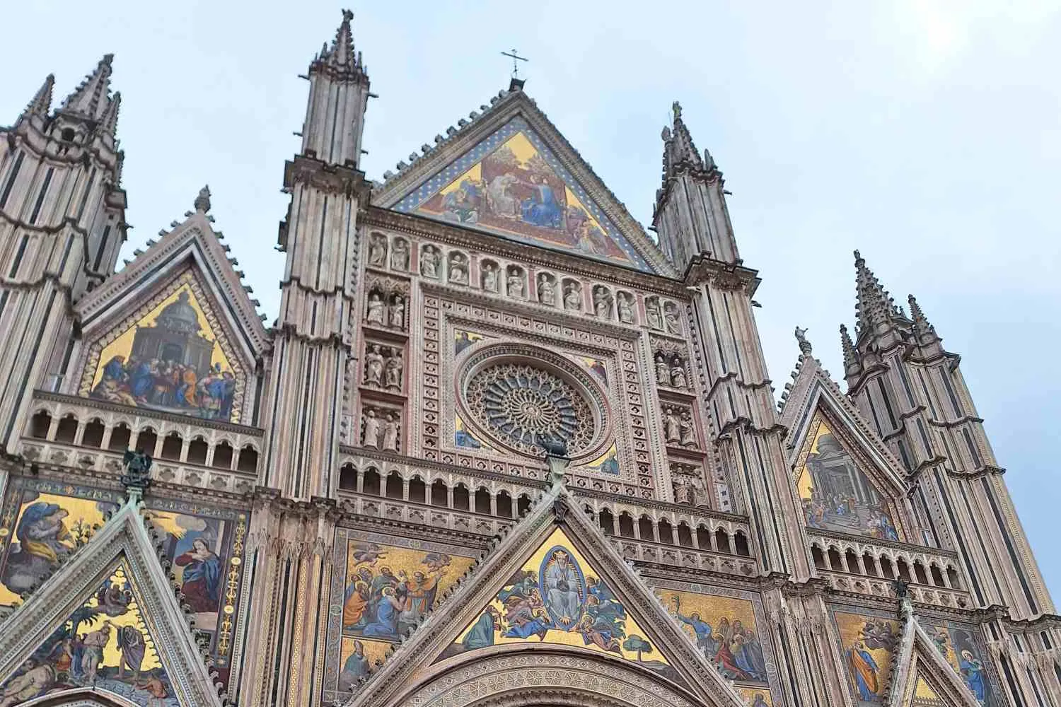 Cosa vedere a Orvieto, la città sospesa sul tufo con il suo imponente Duomo capolavoro del gotico