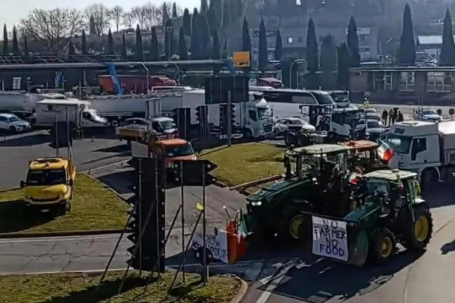 Le proteste di autotrasportatori e agricoltori arrivano anche in Toscana: presidio di tir e trattori al casello dell’A1