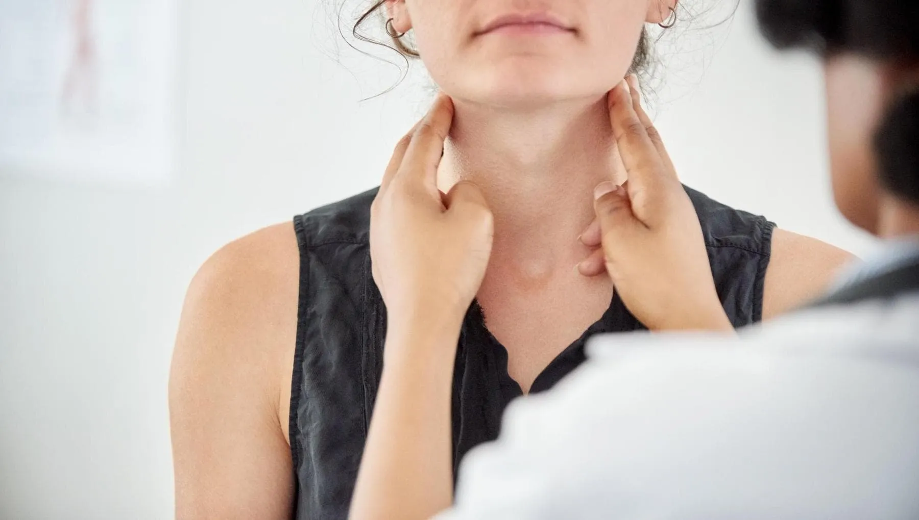 Osteoporosi, perché (e per chi) il rischio cresce se la tiroide non funziona bene