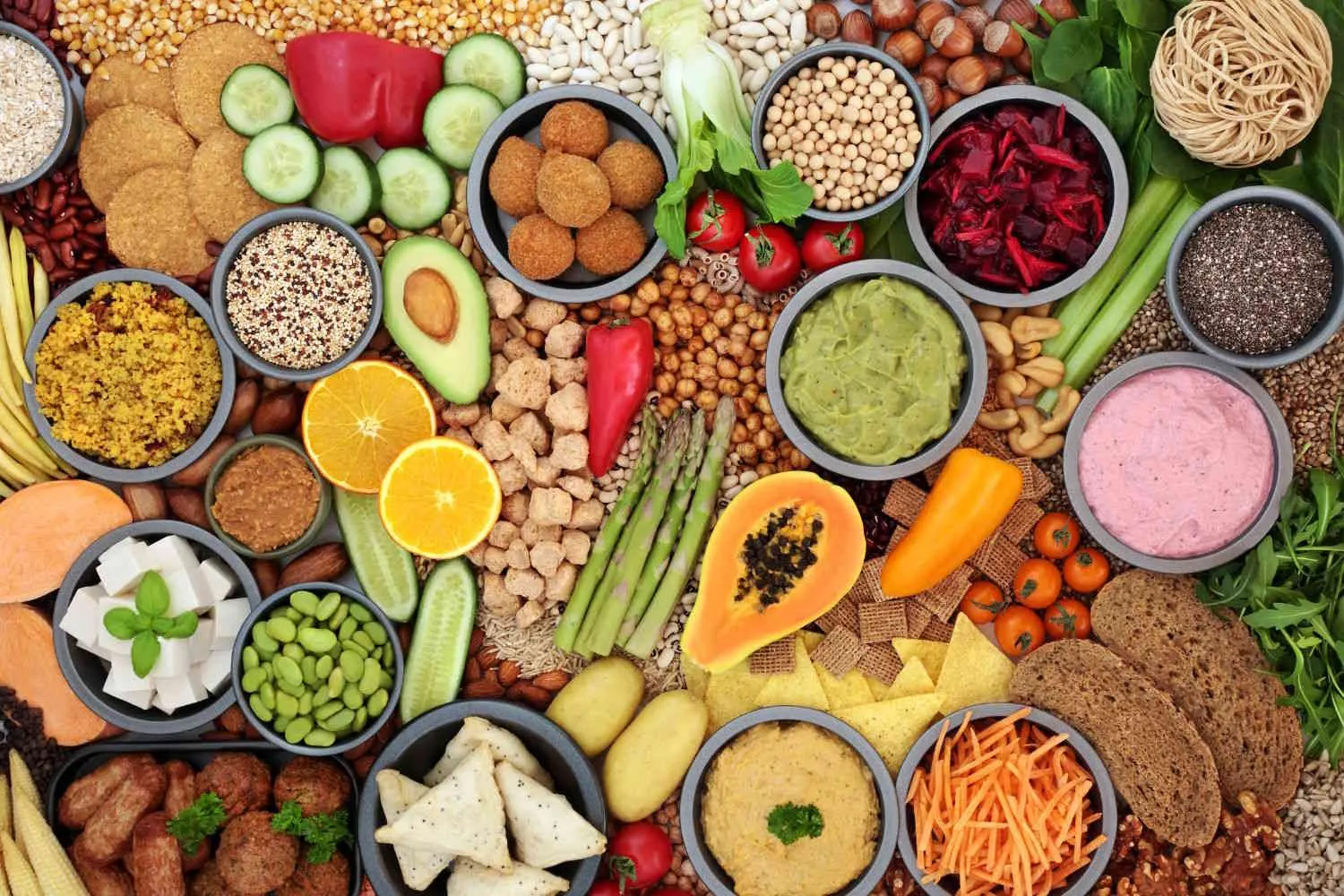 La dieta vegana è migliore di quella mediterranea: lo studio che dimostra gli straordinari benefici il metabolismo e l'ambiente