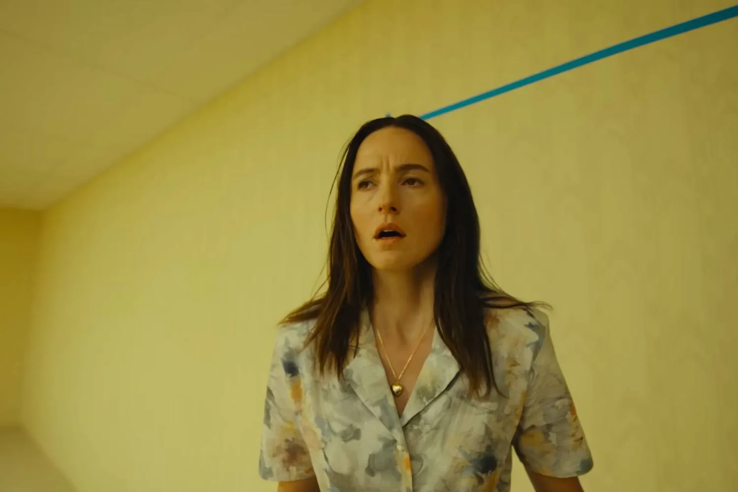 “Backrooms”, il film horror record di incassi ci mette di fronte alla paura di perderci (senza più punti di riferimento)