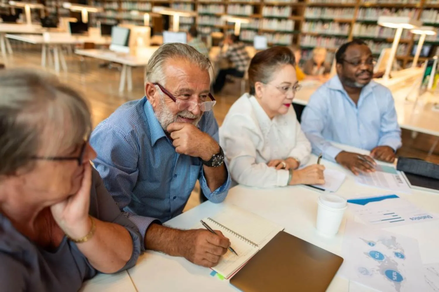 Over 65 più attivi e meno soli! La Lombardia lancia la leva civica Senior (retribuita fino a 356 euro al mese)