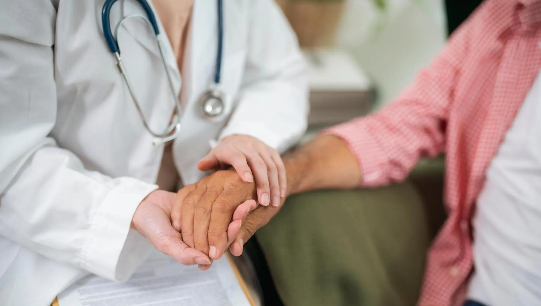 La Consulta di Bioetica contro i medici palliativisti: “L’assistenza a morire è parte della cura”