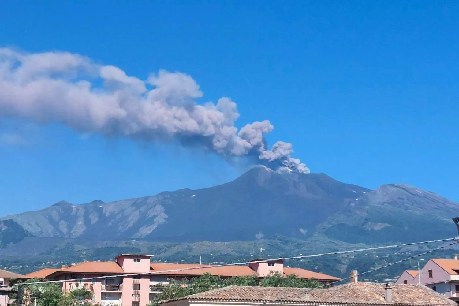 Etna in eruzione con nube di cenere alta 1,5 km: stop ai voli in arrivo da Catania e disagi per migliaia di passeggeri