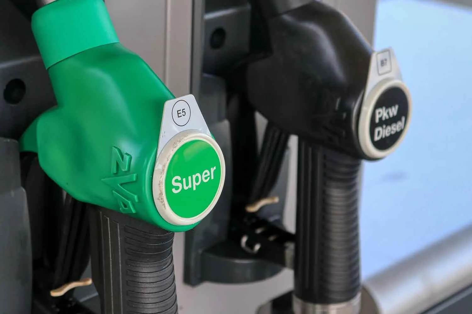 Decreto carburanti, c'è l'ok: il Governo mette 80 milioni sui contratti (ma ne taglia 145 su metro e tram)