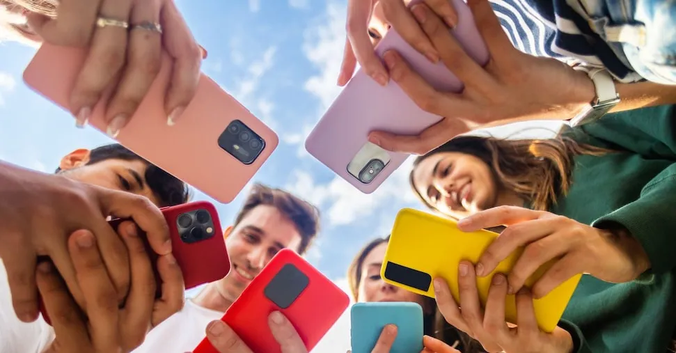 Social come droga: così le  dipendenze invisibili mettono a rischio i giovani