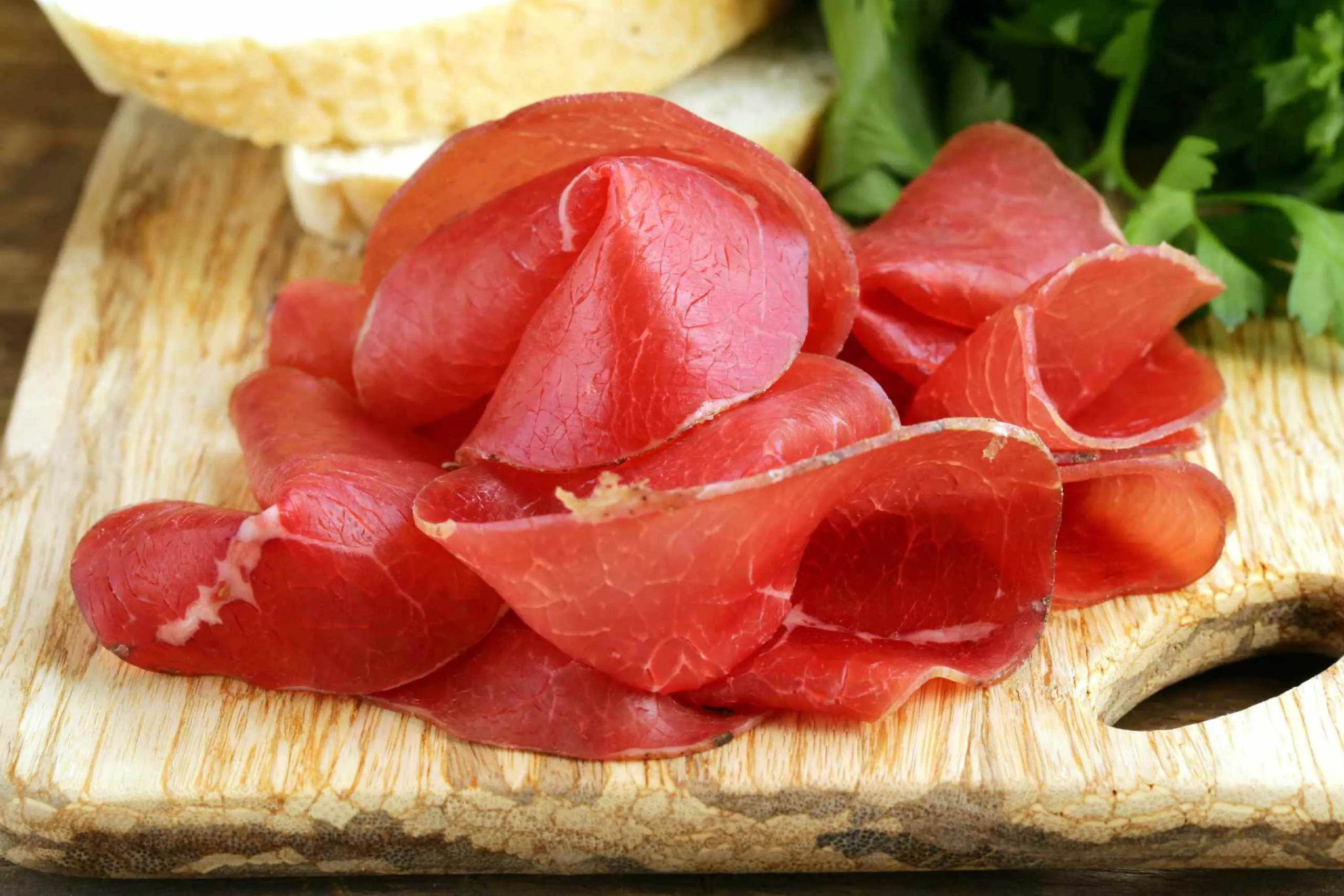Se proprio devi mangiare bresaola, queste sono le migliori che trovi al supermercato (secondo il Gambero Rosso)