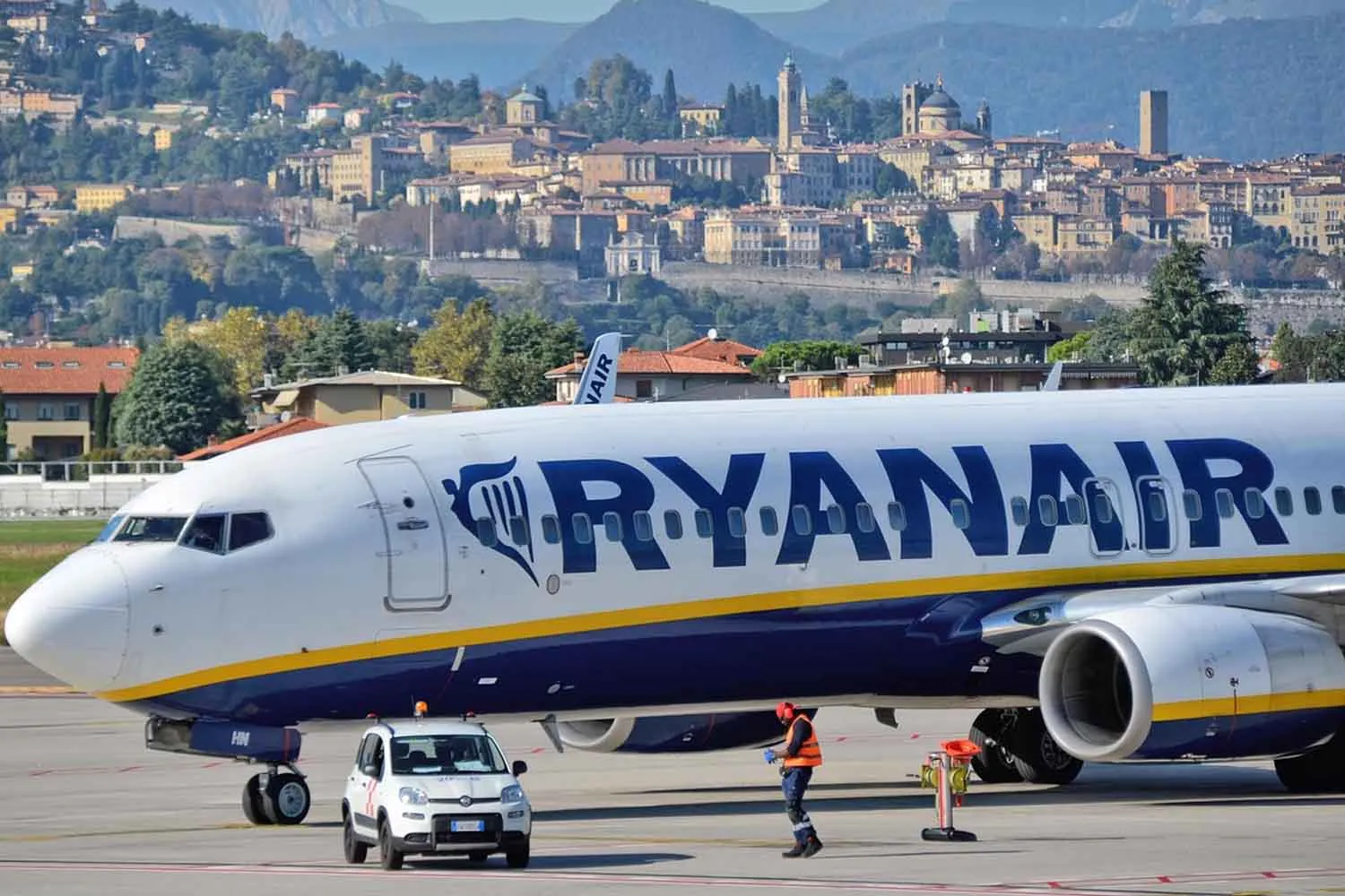 Ryanair lascia 13 aeroporti in 8 Paesi europei: dalla Spagna alla Francia, ecco dove cancellerà i voli