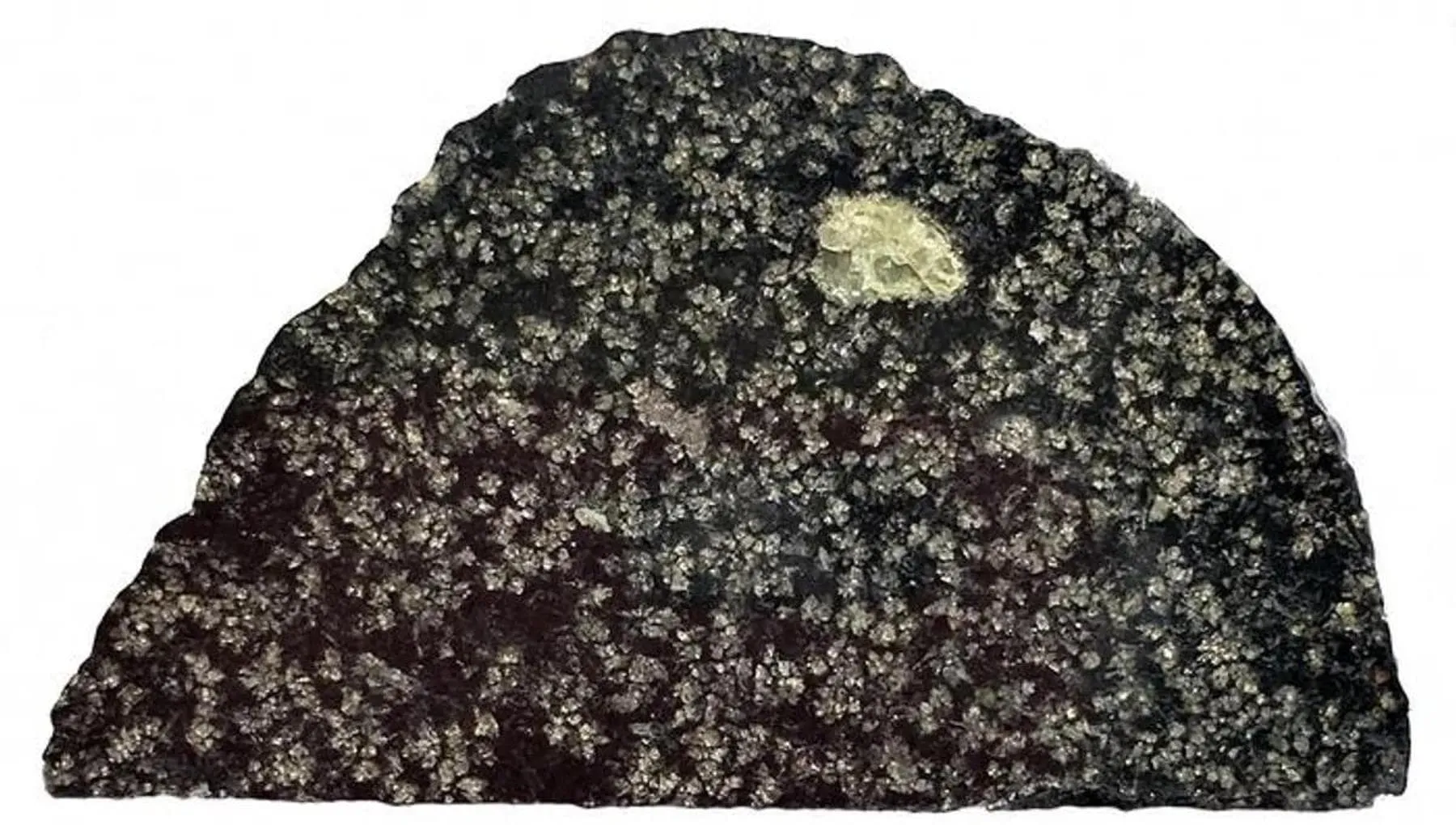 Il mistero del meteorite caduto nel Sahara: potrebbe essere un pianeta scomparso grande come la Luna