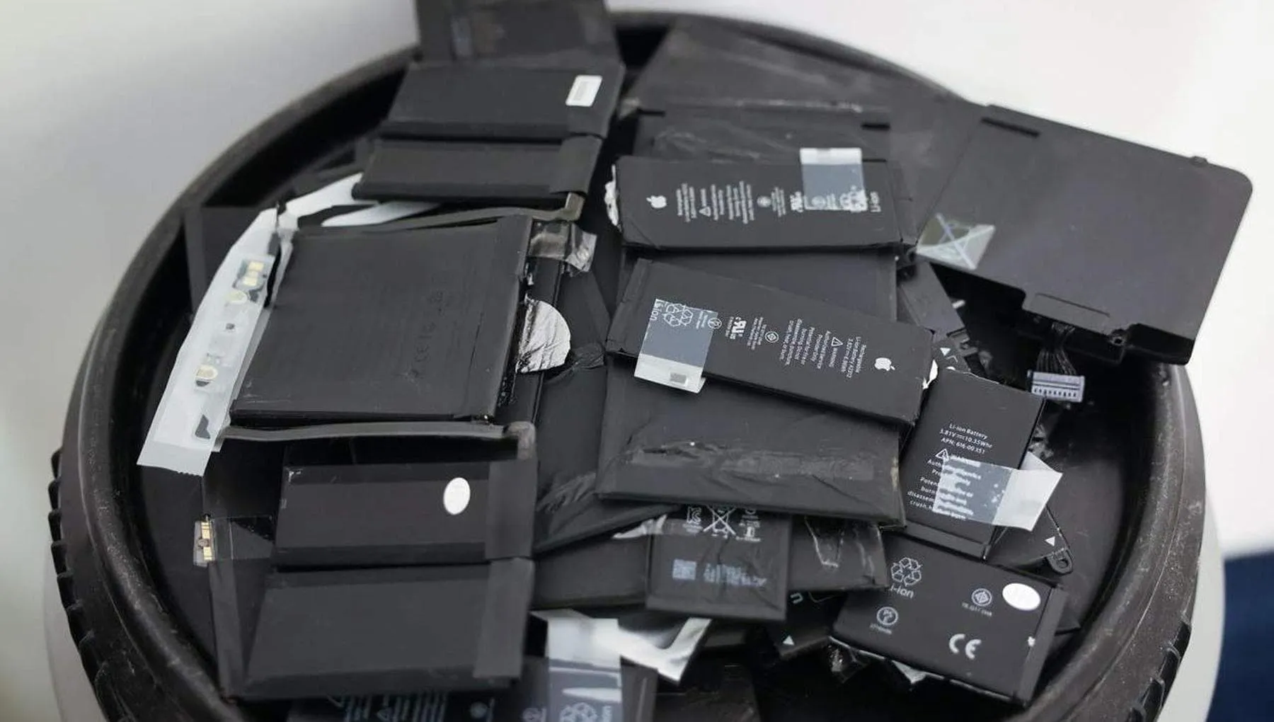 Batterie sostituibili dal 2027, cosa cambia e quali modelli sono coinvolti dalle nuove regole Ue