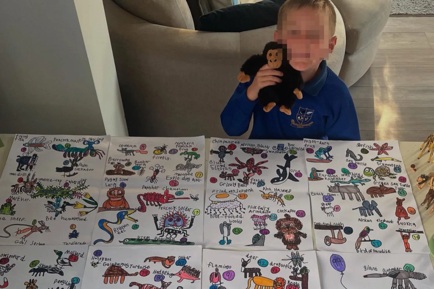 Questo bimbo di 6 anni è il più grande fan di David Attenborough (e ha disegnato 100 animali per il suo 100° compleanno)