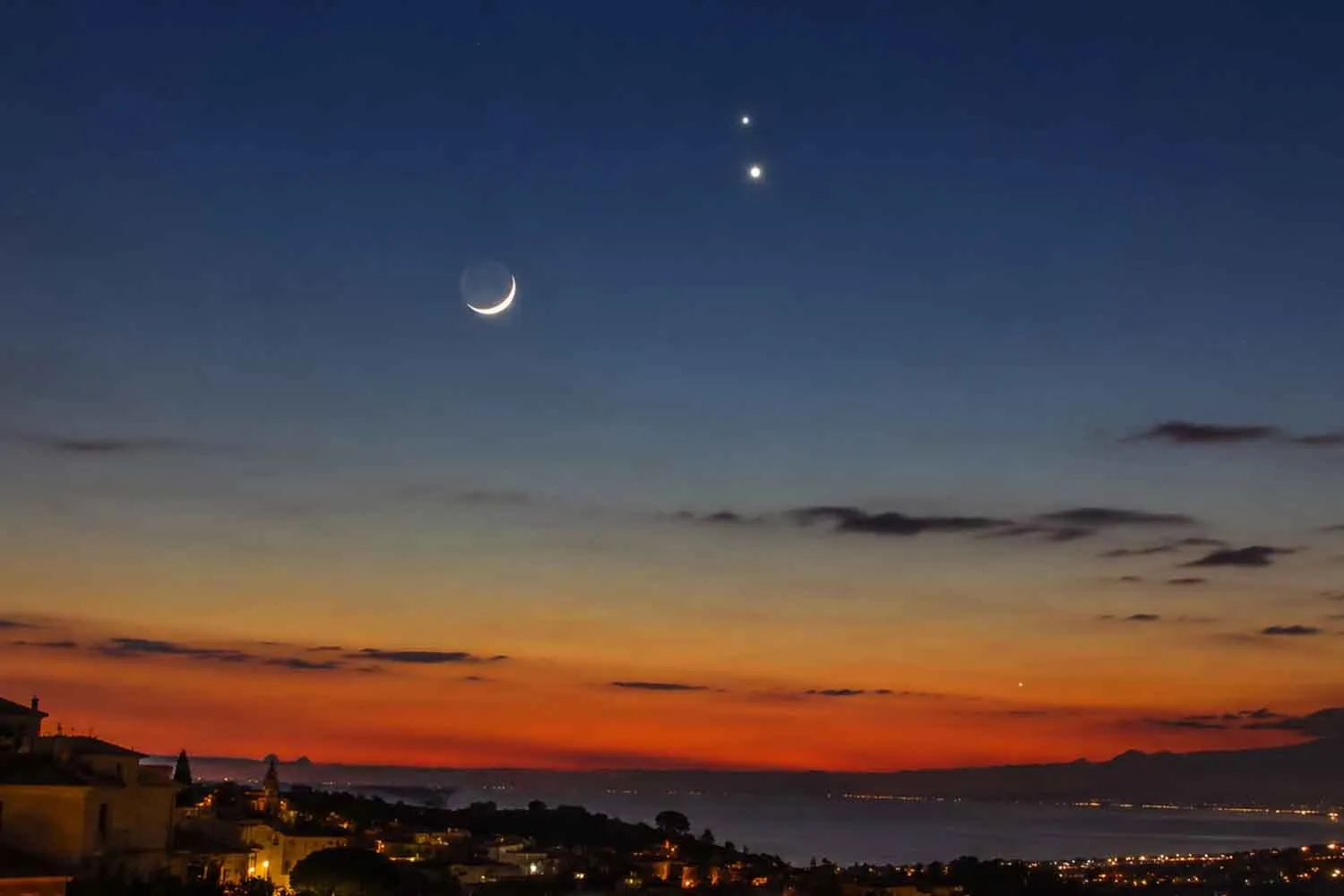 Guarda Venere e Giove vicini dopo il tramonto formare un triplo allineamento con la luna a giugno (segna le date!)