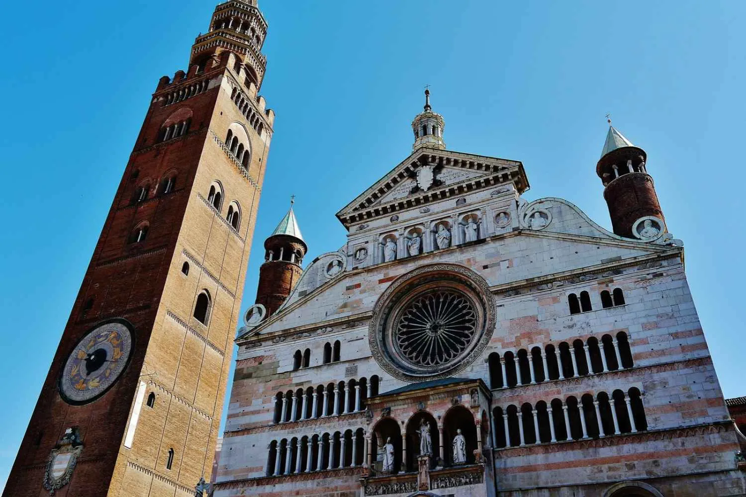 Il campanile medievale più alto d'Europa si trova in Italia: ha 502 gradini e nasconde un orologio astronomico straordinario
