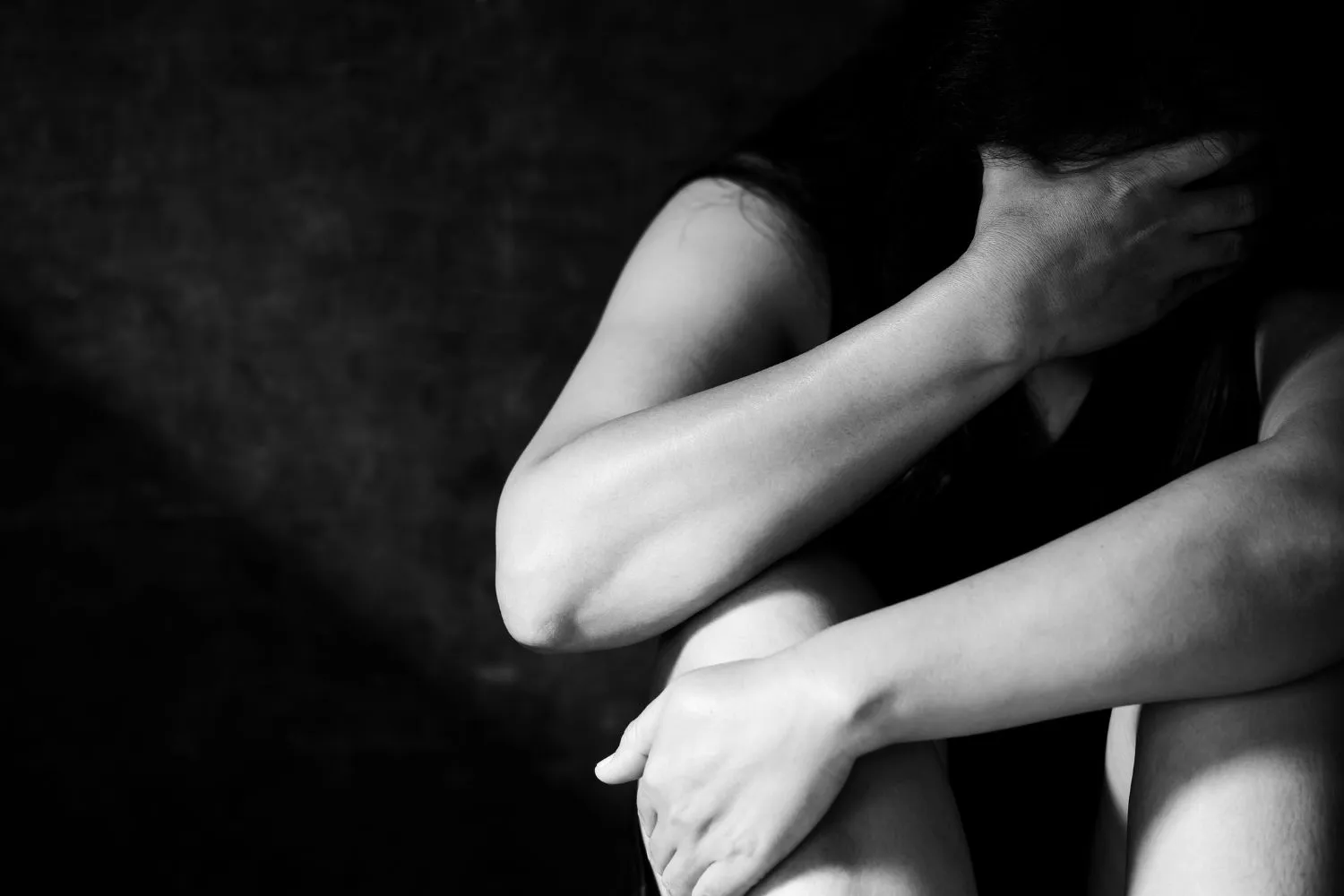Costretta dal marito ad avere rapporti sessuali con centinaia di uomini: la terribile storia che ricorda il caso di Gisèle Pelicot