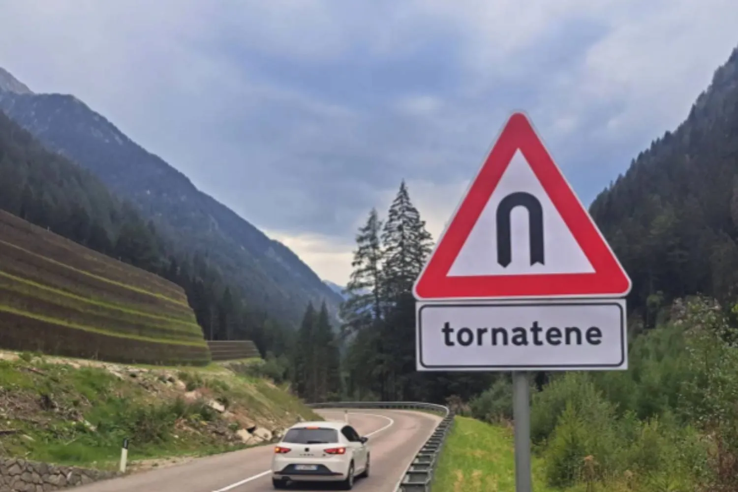 Da “Tornante” a “Tornatene” (a casa): sulle Dolomiti appaiono cartelli stradali provocatori contro l’overtourism