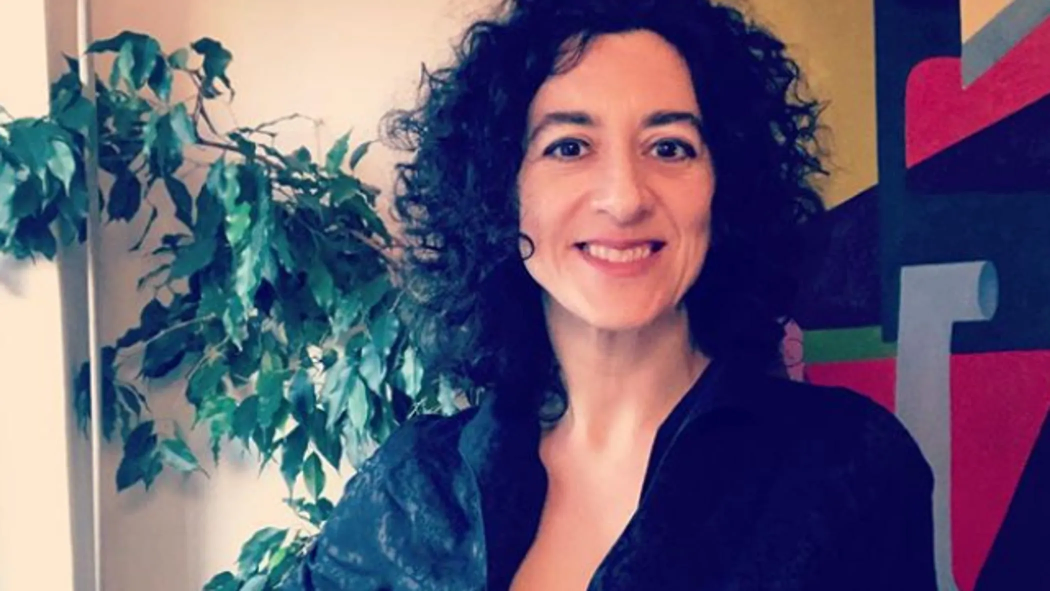 Addio a Carola Frediani, la giornalista che ci ha insegnato a guardare dietro gli schermi