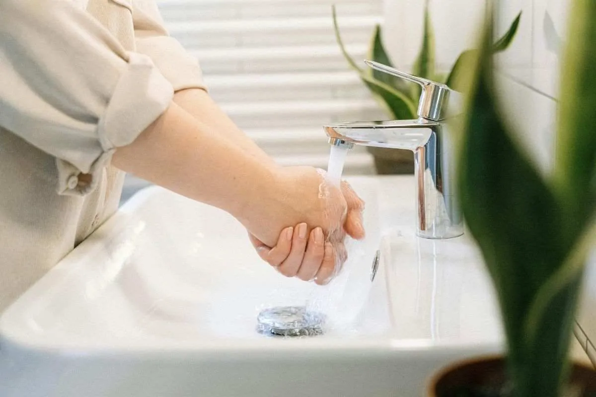 Smetti subito di fare questo mentre ti lavi le mani: la scienza spiega il pericolo nascosto – Ecoblog
