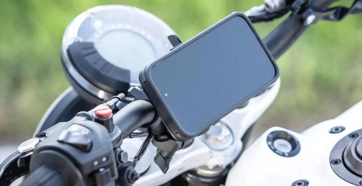 Usare lo smartphone come navigatore in moto può costare fino a 1000 euro di multa - HDmotori.it