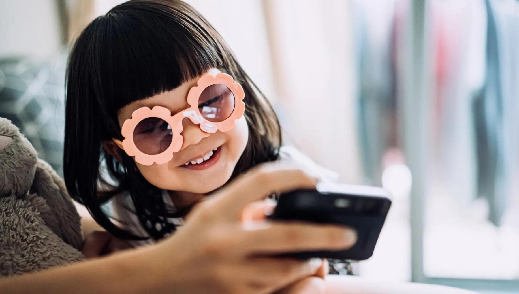 Cosa fare sotto l’ombrellone se il bimbo fa un capriccio per giocare con lo Smartphone