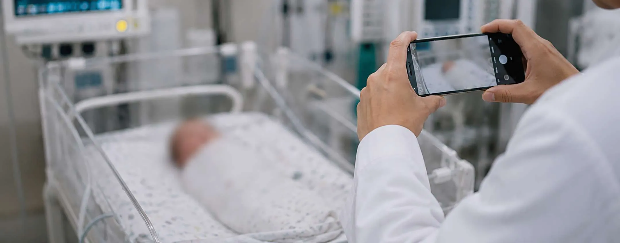 Usa la foto di un neonato malato: medico multato dal Garante