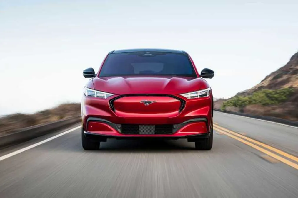 La Mustang si evolve in una berlina a quattro porte? Emerge un indizio importante - HDmotori.it