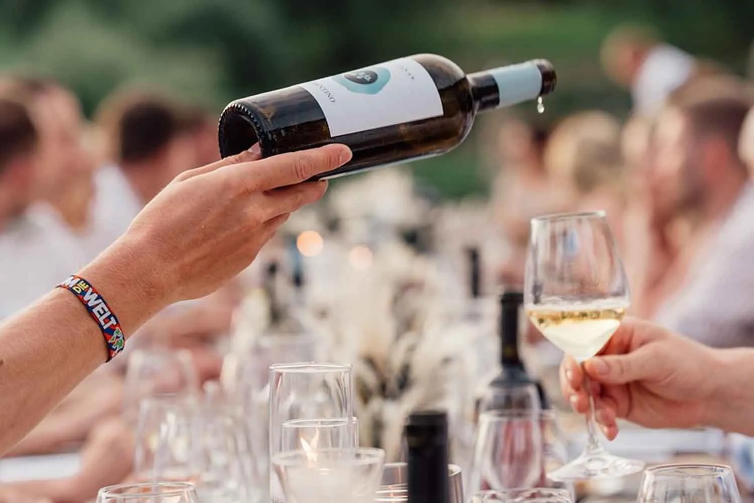 Il bicchiere di vino a cena pesa più di quanto ci siamo raccontati