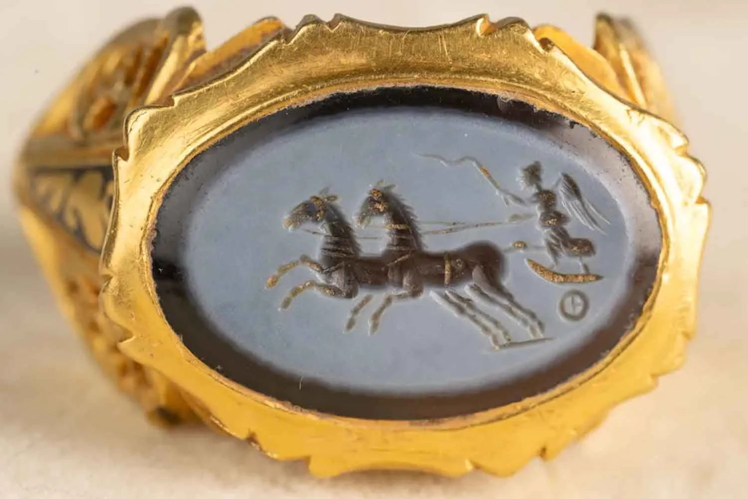 In un campo inglese spunta un anello d'oro romano rimasto sepolto per 1.700 anni