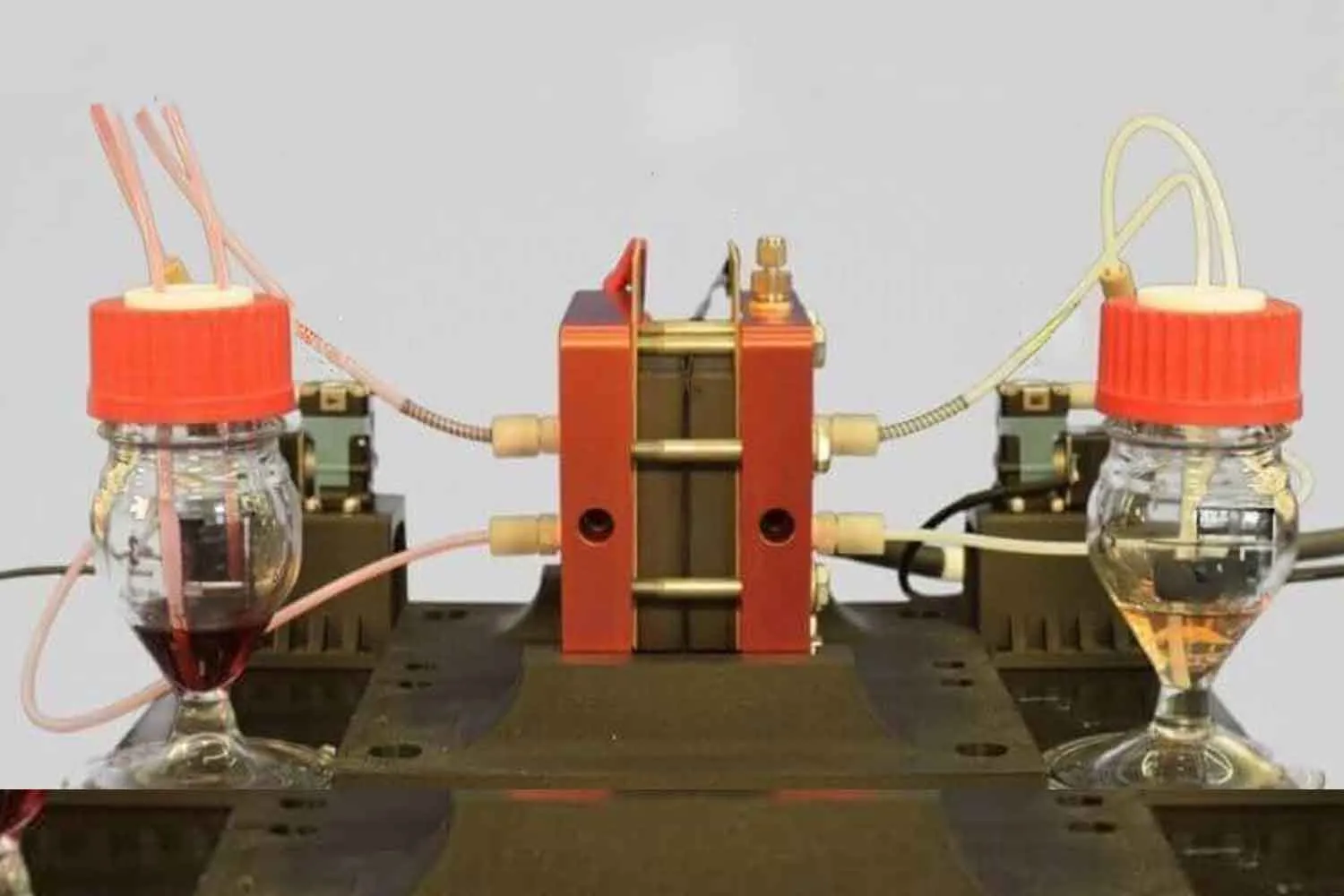 Conservare le giornate di sole per i giorni di pioggia: la rivoluzionaria molecola che cambia il futuro delle batterie (e del fotovoltaico)