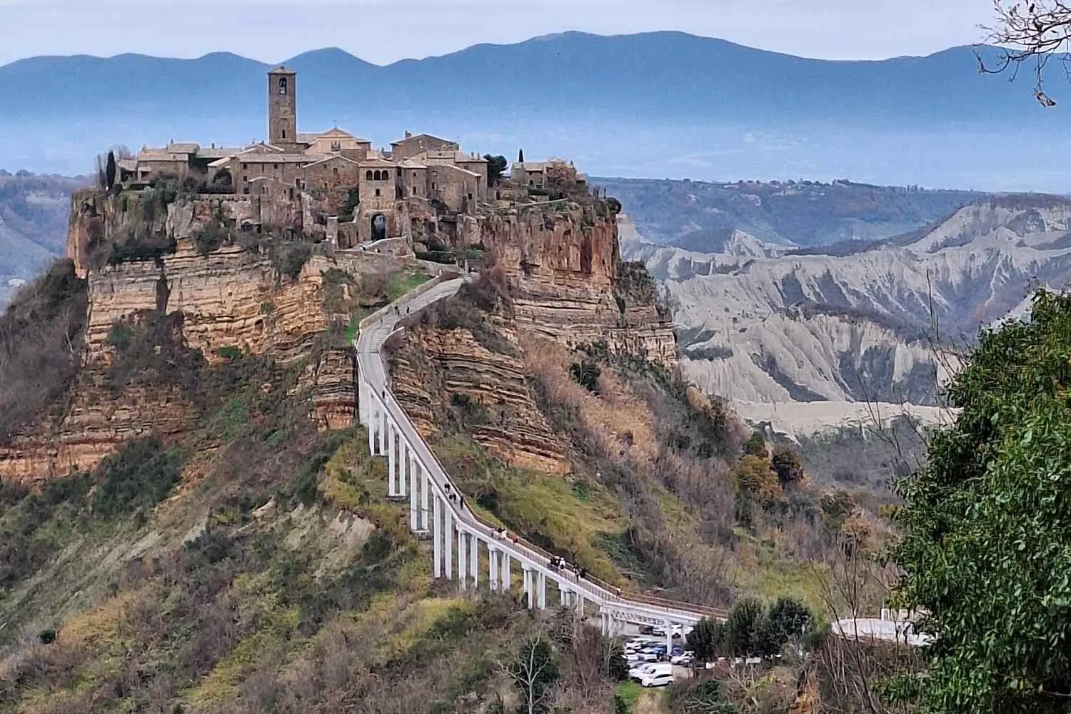Da “città che muore” a Capitale dell’arte contemporanea 2028: il riscatto di Civita di Bagnoregio (insieme a Bolsena)