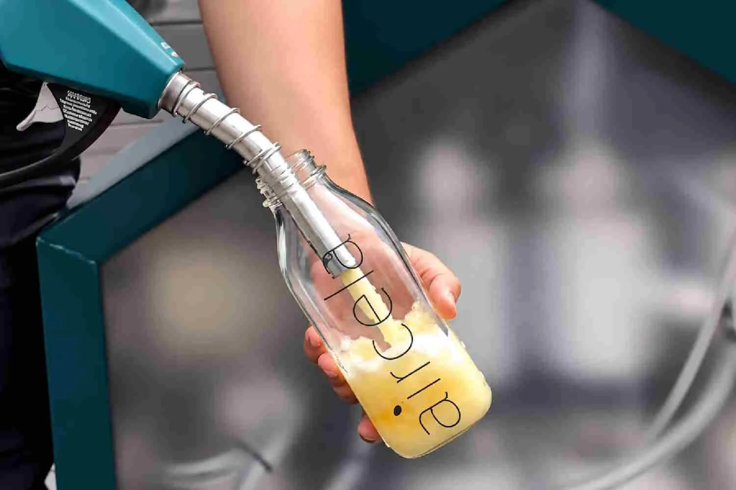 Questo macchinario produce quasi 4 litri di benzina sintatica al giorno usando solo aria, acqua ed elettricità