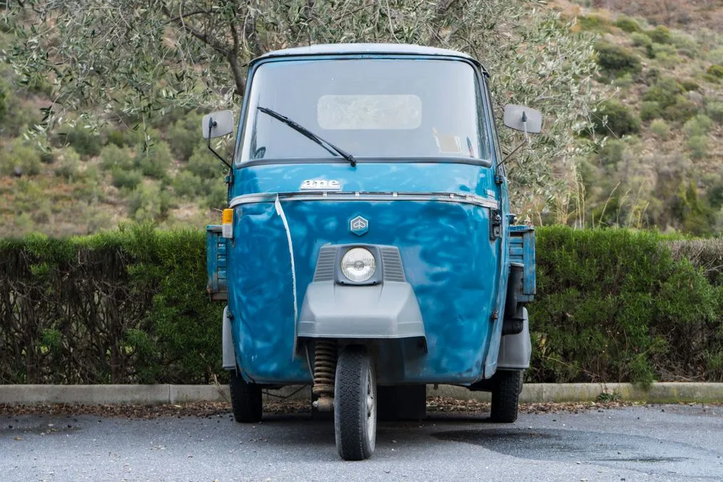 Ape Piaggio in autostrada per colpa del navigatore, turista fermato e multato - HDmotori.it