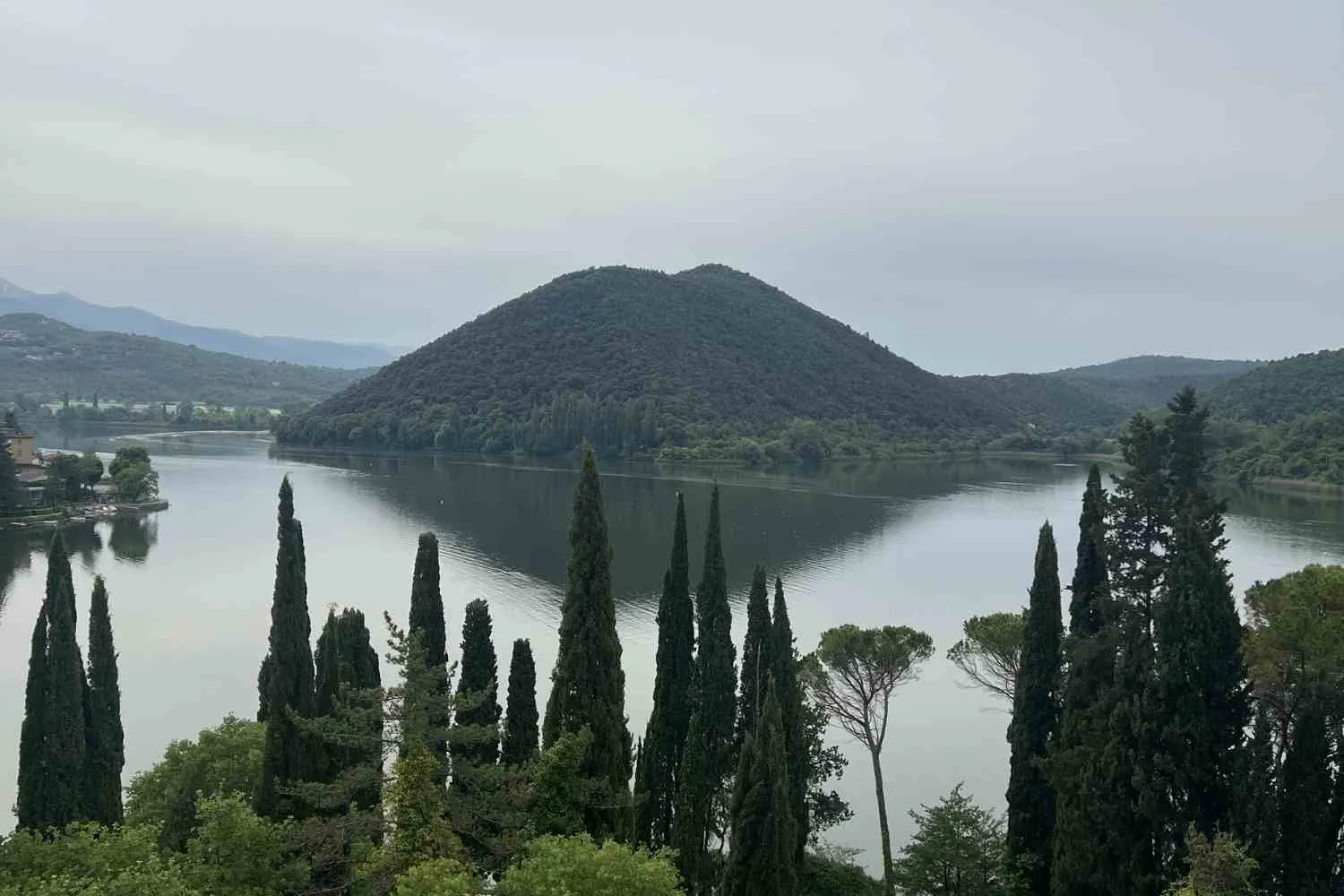 Sembra un lago svizzero ma è in Umbria, e i romani lo hanno trasformato così 2300 anni fa (e nasconde una leggenda di draghi)