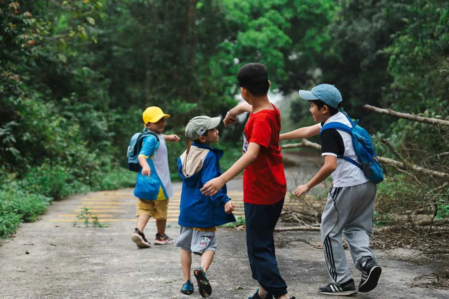Quattro sere a piedi, poi fiori e medaglie: la festa olandese dei bambini (felici) che camminano