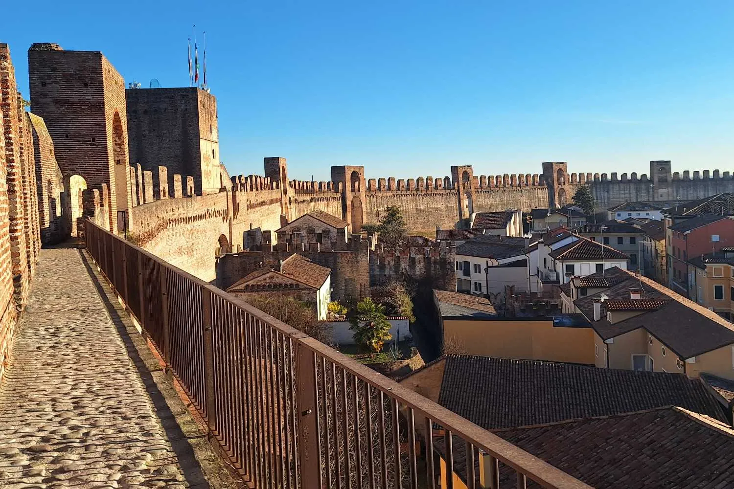 Siamo saliti sulle mura di Cittadella, il borgo fortificato dove si cammina sopra la storia (sospesi a 15 metri d’altezza)
