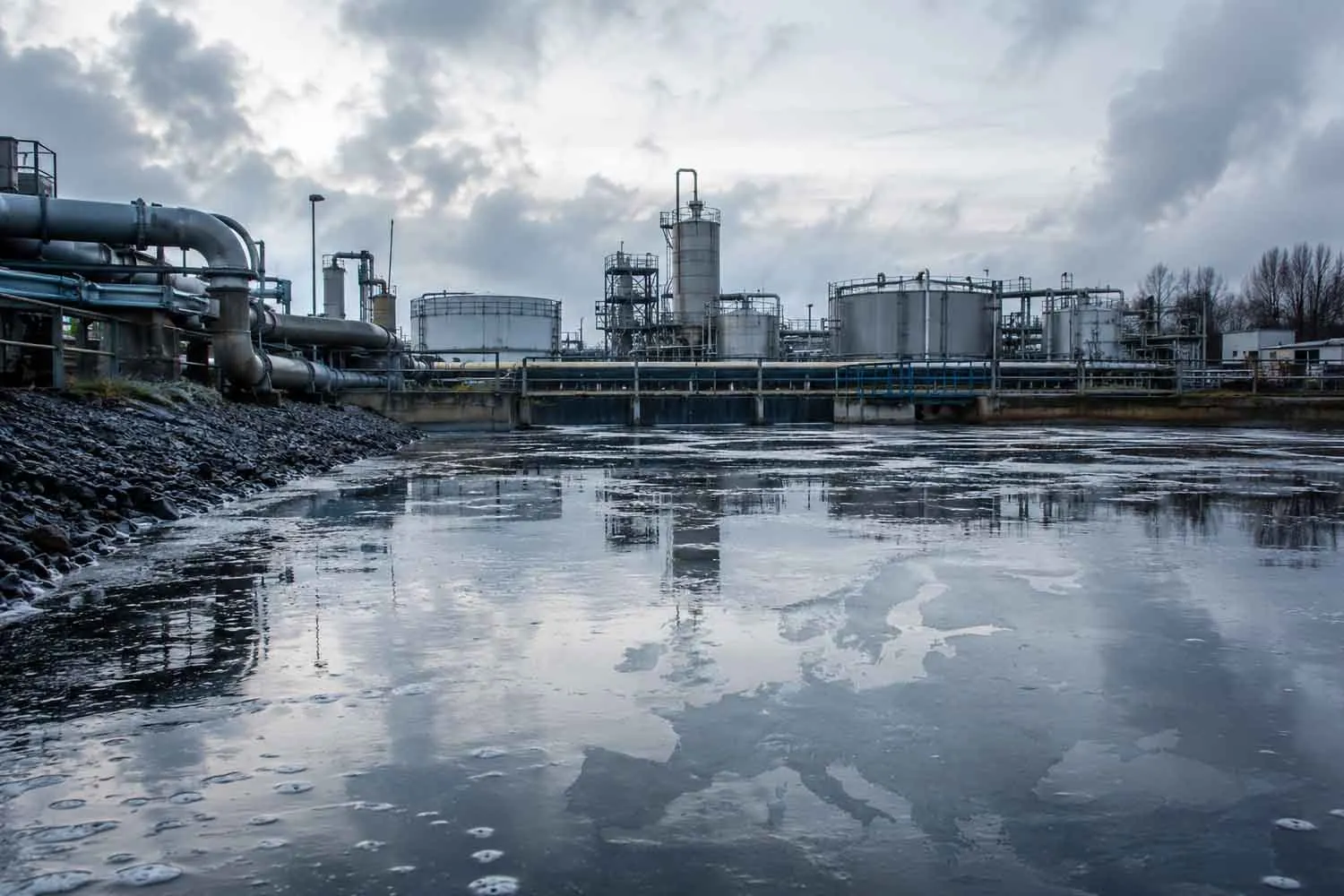Ripulire l’Europa dai PFAS costerebbe fino a 200 miliardi l’anno (e ne eliminerebbe solo meno del 2%)