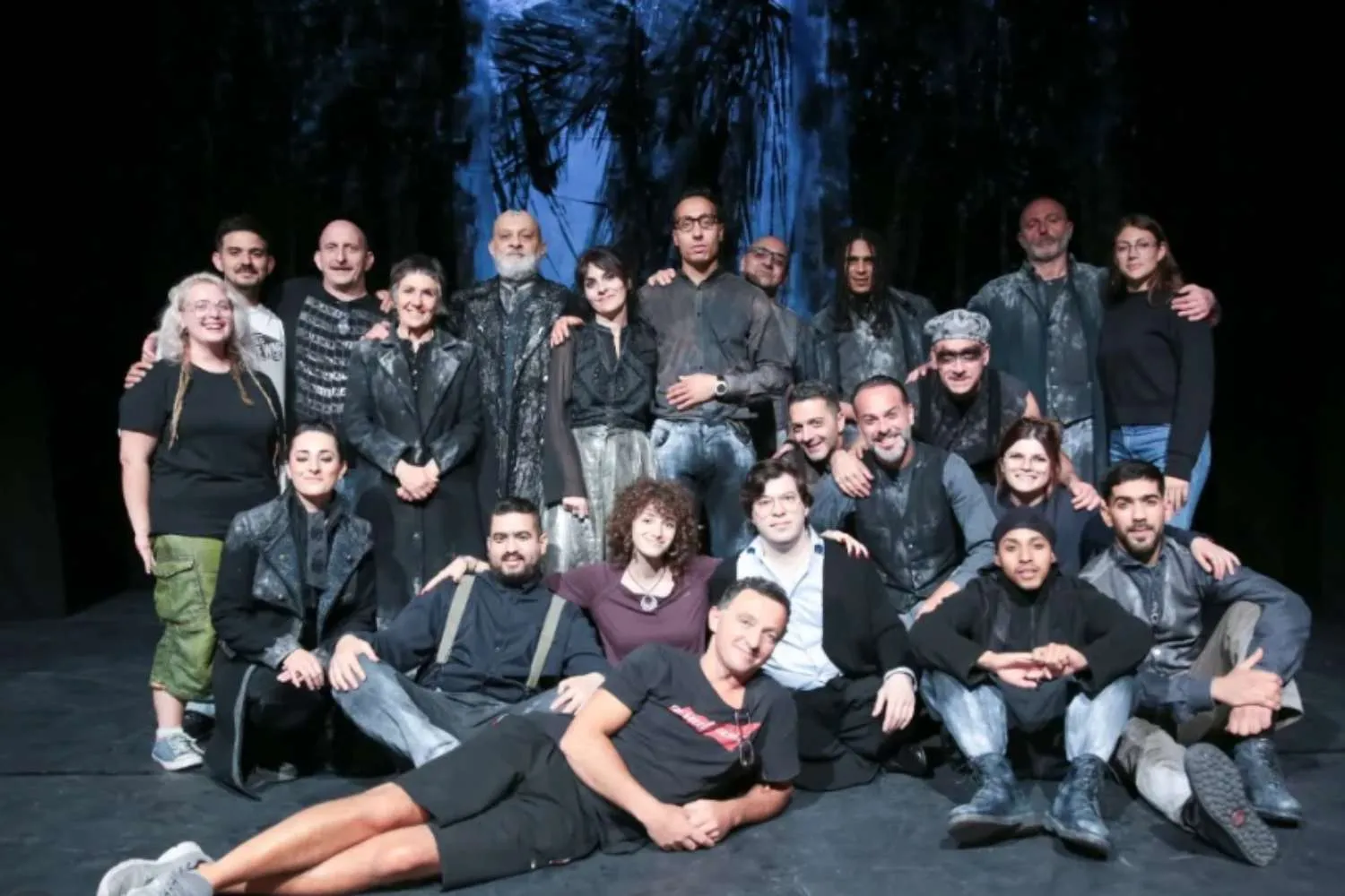 A Genova un teatro (nato in una discarica) restituisce speranza ai detenuti: sul palco tra gli attori sale anche un giudice