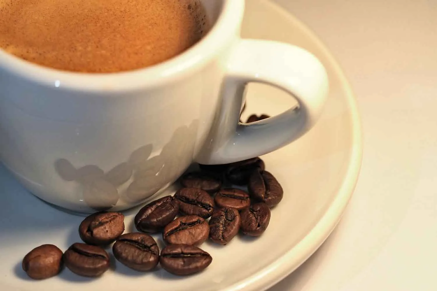 Quante tazze di caffè possiamo bere al giorno? Ecco la soglia massima per proteggere il cuore secondo l’American Heart Association