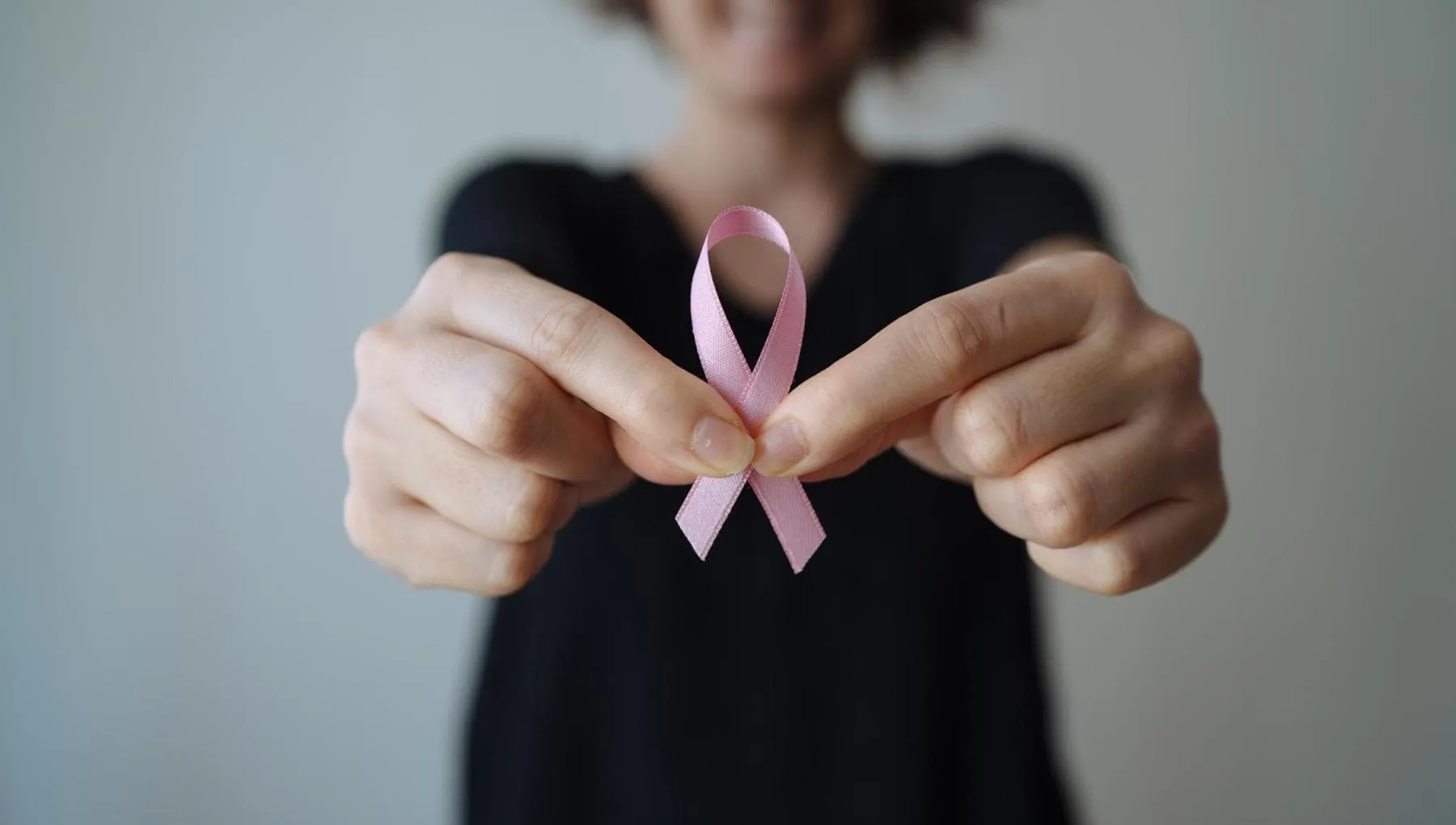 Tumore al seno, oltre il mese rosa: prevenzione, ricerca e cure più personalizzate
