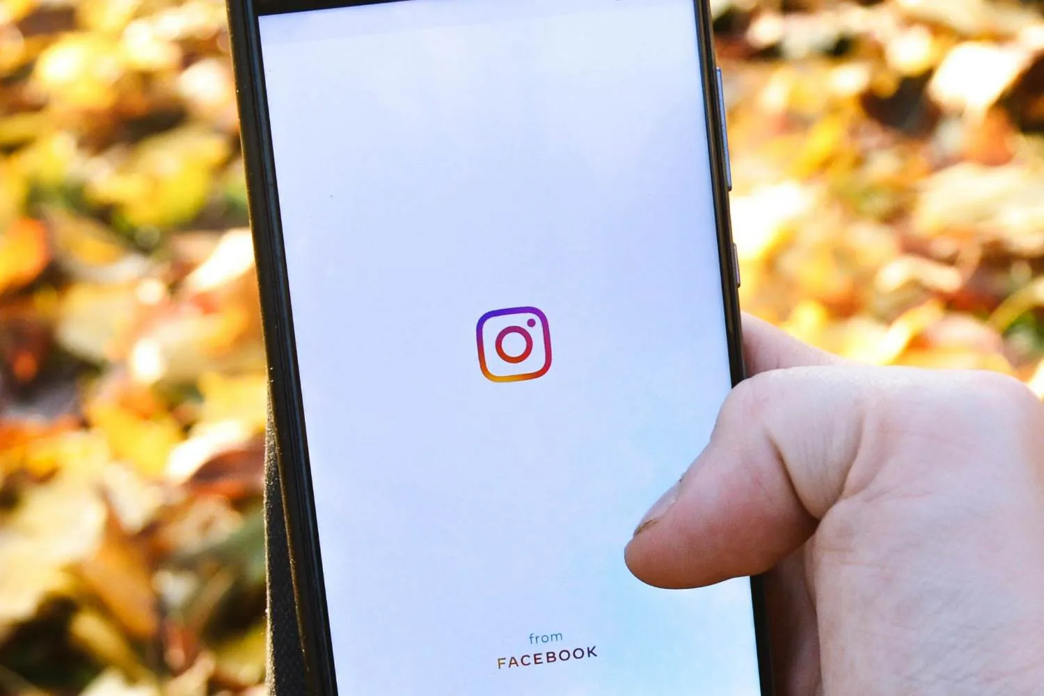 Addio privacy, Instagram elimina la crittografia end-to-end nei DM: ora Meta potrà vedere e analizzare i nostri messaggi