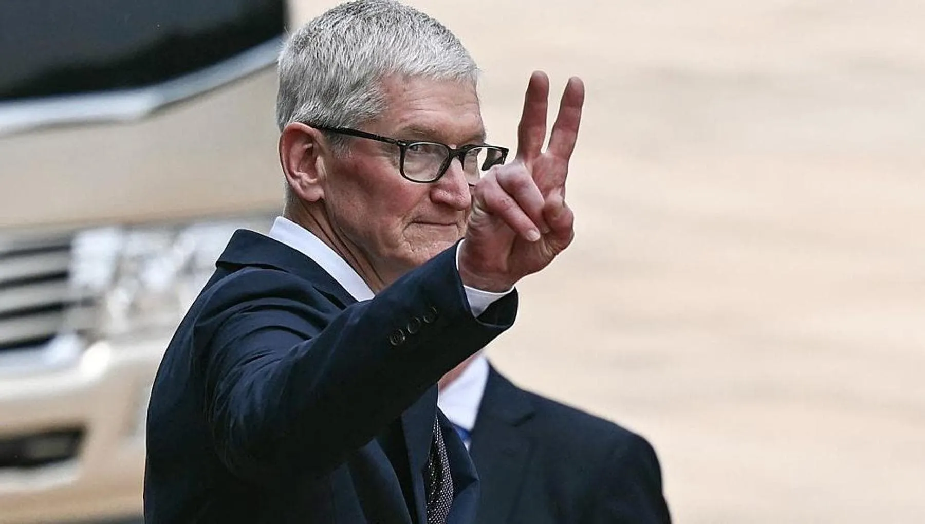 Tim Cook lascia il ruolo di CEO: così ha reso Apple più grande, ricca e potente che mai