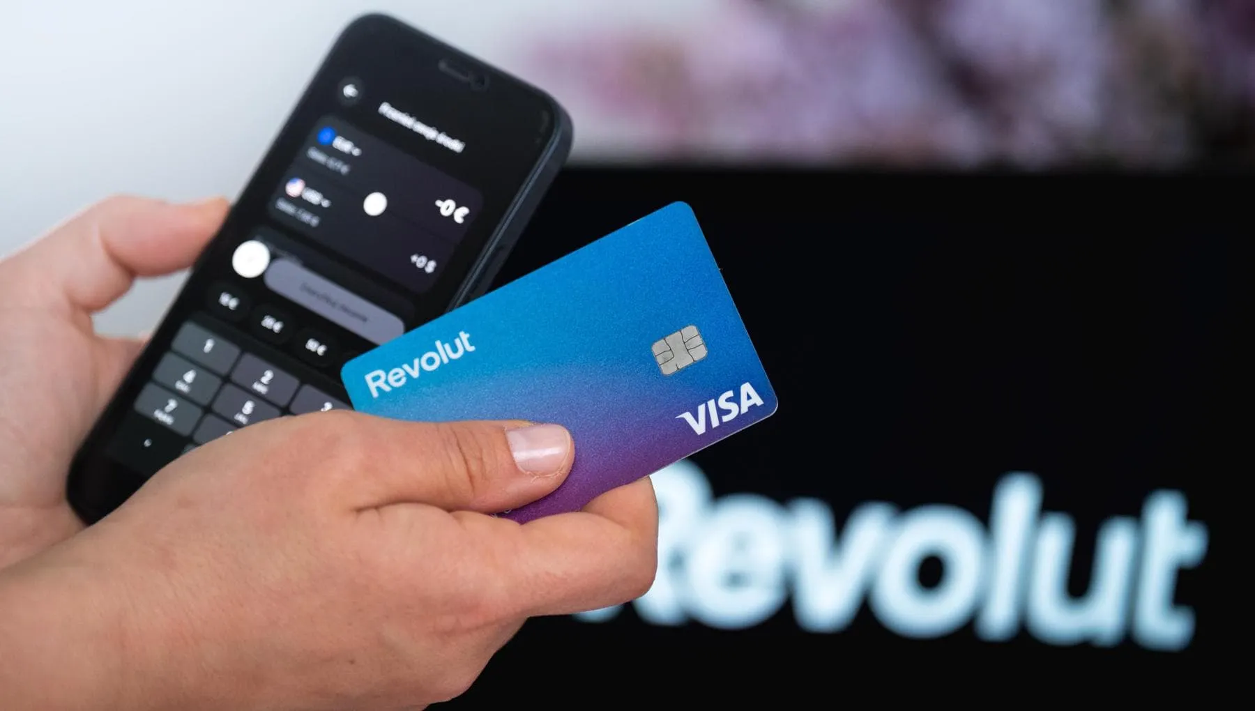 Revolut, esposti dati di 680 clienti: i truffatori avrebbero usato un dominio istituzionale italiano
